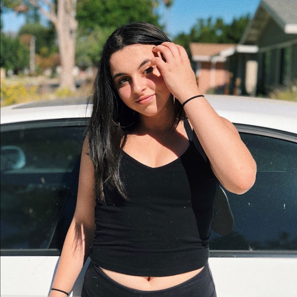 MEET YOUR POSHER, Simona